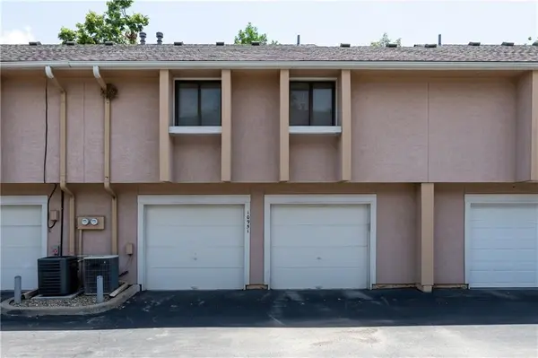 10951 Gillette ST, Overland Park, KS 66210