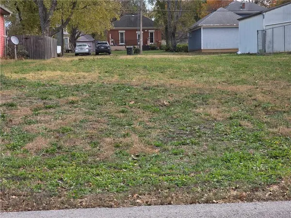 329 S Poplar ST, Ottawa, KS 66067
