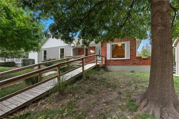 862 Amesbury AVE, Liberty, MO 64068