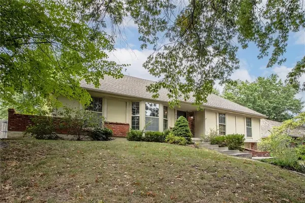 8142 NW Beaman DR, Kansas City, MO 64151