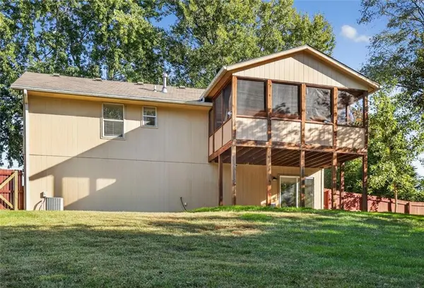 8900 N LATHROP DR, Kansas City, MO 64155