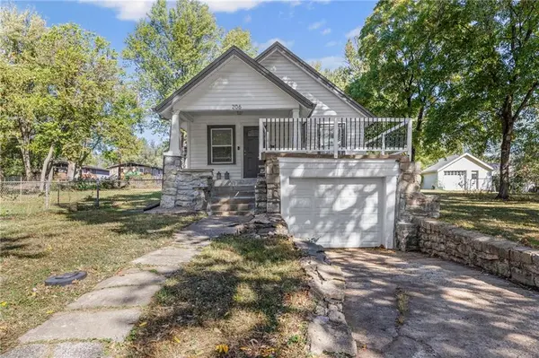 206 W 82nd TER, Kansas City, MO 64114