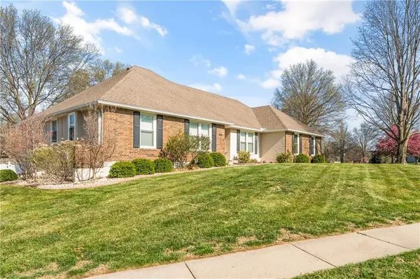 2257 SW Wall ST, Blue Springs, MO 64015
