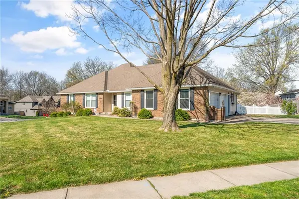 2257 SW Wall ST, Blue Springs, MO 64015