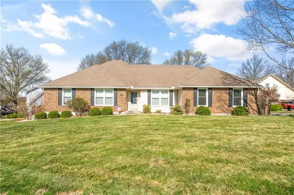 2257 SW Wall ST, Blue Springs, MO 64015