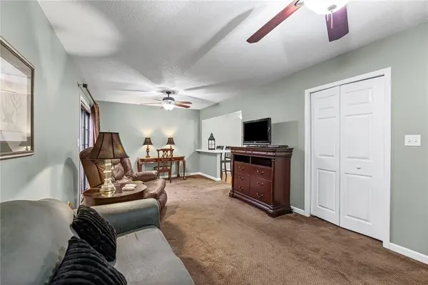 3725 NE COLONIAL DR, Lee's Summit, MO 64064