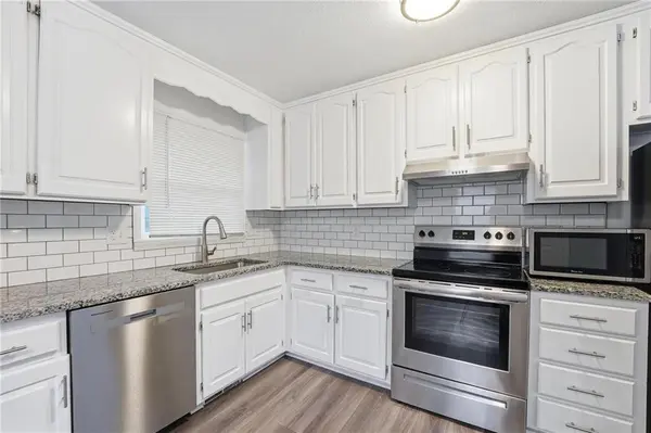 216 Bittersweet LN, Lansing, KS 66043