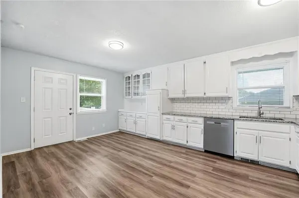 216 Bittersweet LN, Lansing, KS 66043