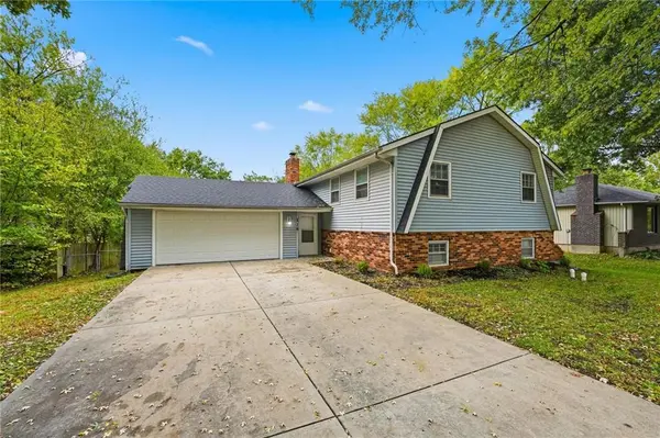 216 Bittersweet LN, Lansing, KS 66043