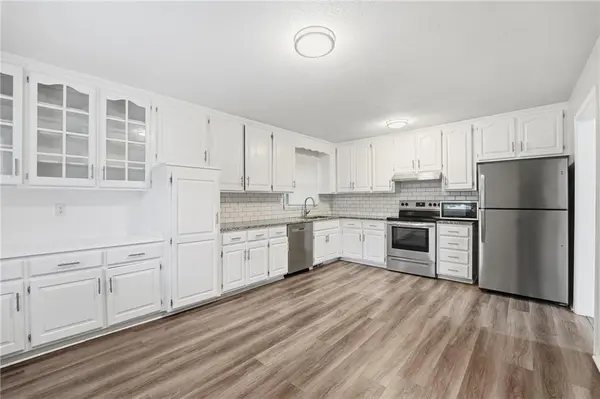 216 Bittersweet LN, Lansing, KS 66043
