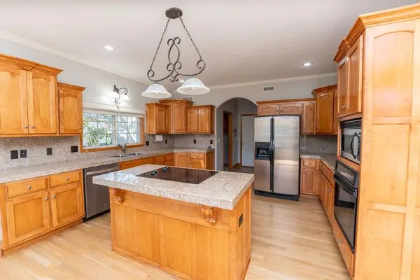 301 Leah LN, Harrisonville, MO 64701