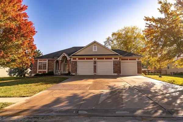 301 Leah LN, Harrisonville, MO 64701