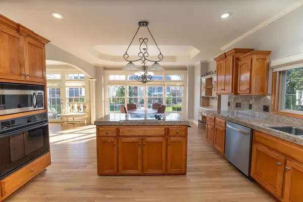 301 Leah LN, Harrisonville, MO 64701