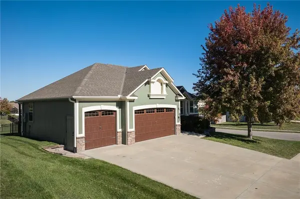 1112 SW 10th ST, Oak Grove, MO 64075