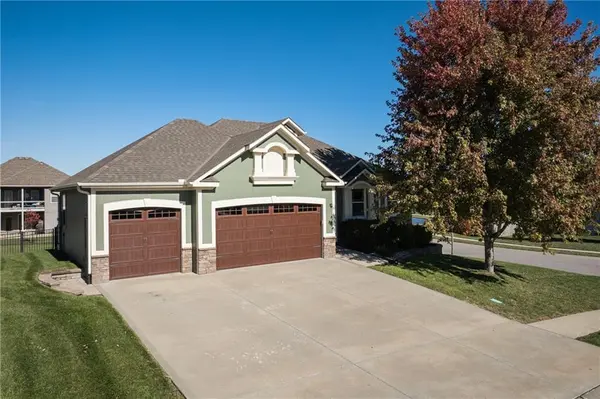 1112 SW 10th ST, Oak Grove, MO 64075