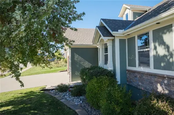 1112 SW 10th ST, Oak Grove, MO 64075