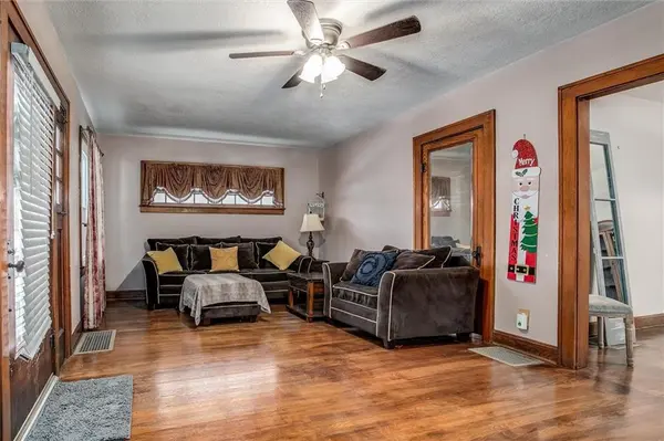 1908 ORVILLE RD, Kansas City, KS 66102