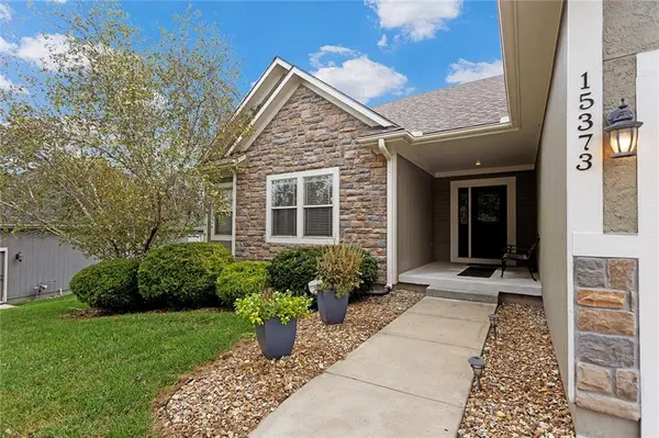 15373 Bradfort CT, Basehor, KS 66007