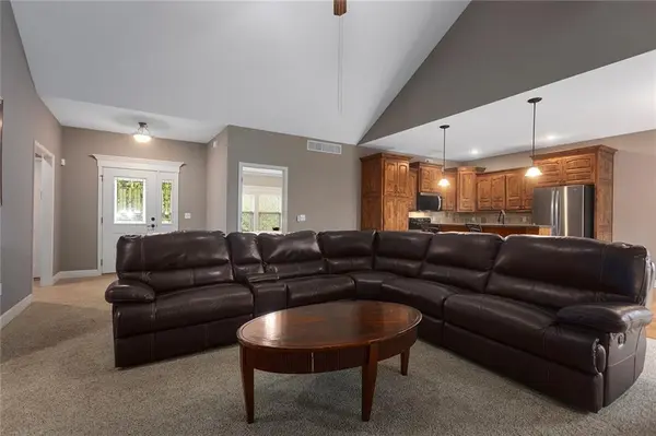 15373 Bradfort CT, Basehor, KS 66007