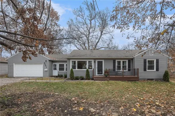 8401 Walmer ST, Overland Park, KS 66212