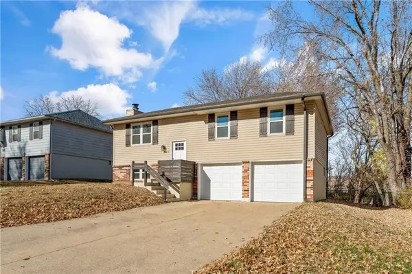 1218 NW Golfview DR, Grain Valley, MO 64029