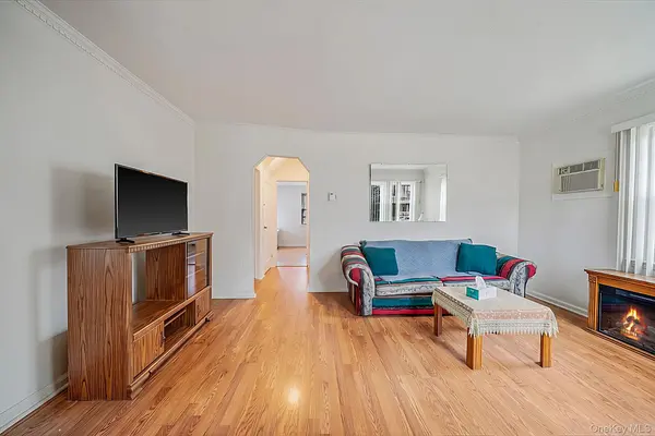 1111 Esther ST, Franklin Square, NY 11010