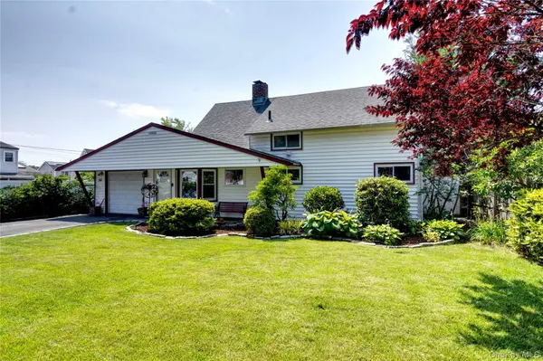 50 Grey LN, Levittown, NY 11756