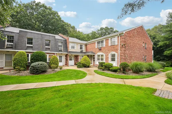 192 Doxbury LN, Suffern, NY 10901