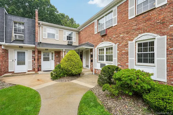 192 Doxbury LN, Suffern, NY 10901