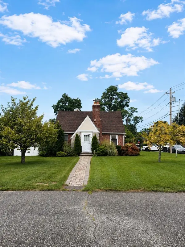 49 Seafield LN, Bay Shore, NY 11706