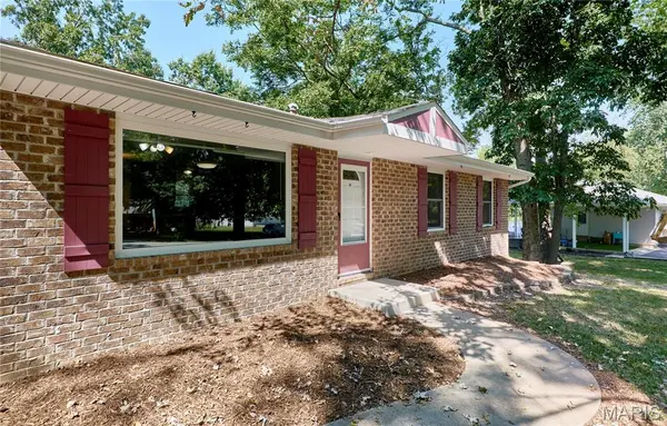 1397 Valli LN, St Charles, MO 63304