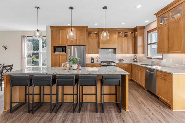 8421 Blazing Star CIR, Shakopee, MN 55379