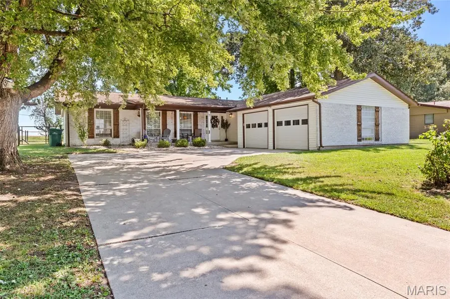 7 Lilac DR, New Baden, IL 62265