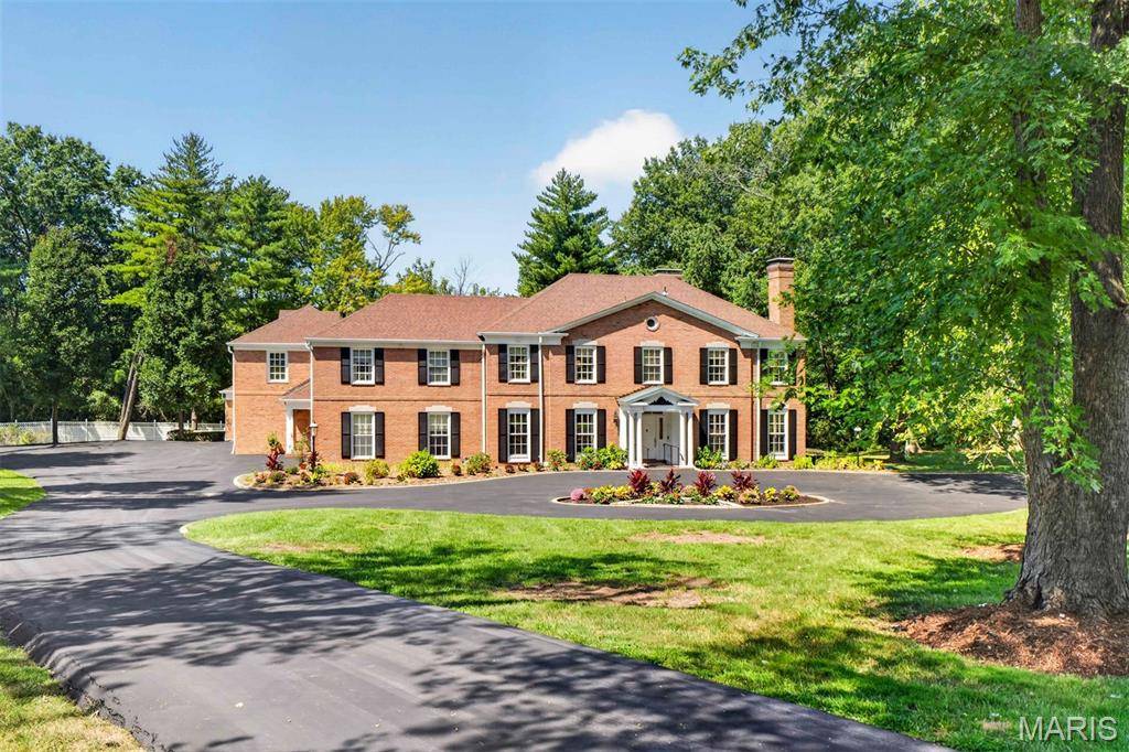 1081 Cabin Club DR, Ladue, MO 63124