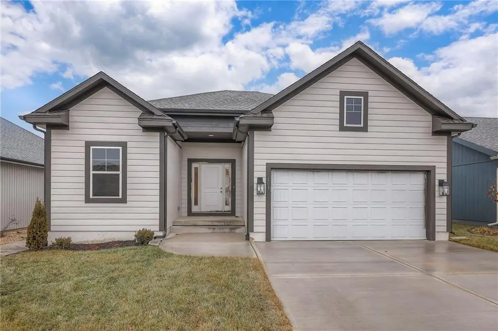 107 N Carriage Meadows TRL, Peculiar, MO 64078