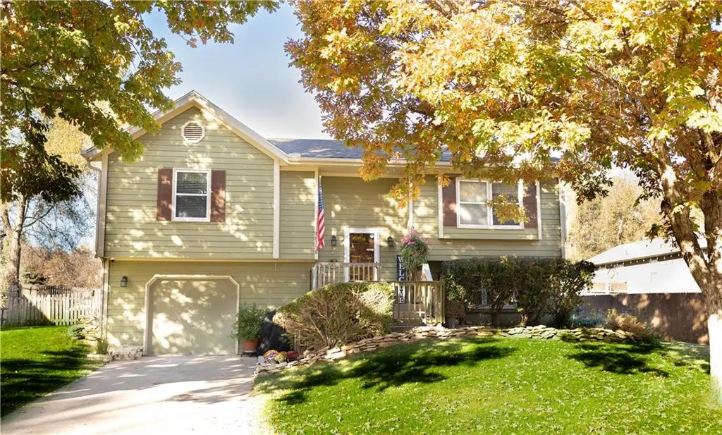 8718 Golden LN, De Soto, KS 66018