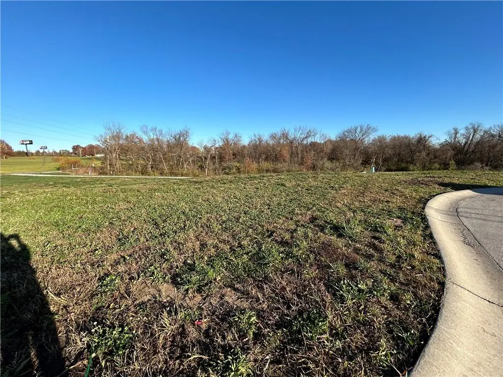708 NE Pavilion DR, Blue Springs, MO 64029