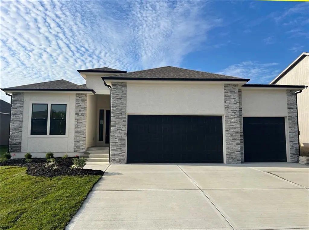 17154 S Heatherwood ST, Olathe, KS 66062