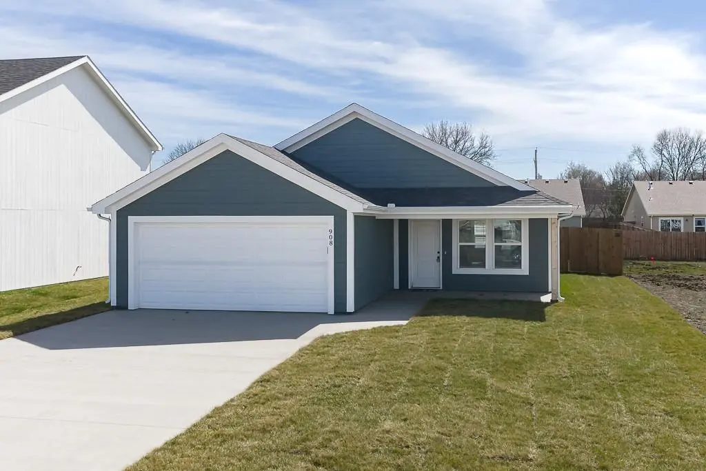 908 2nd ST, Perry, KS 66073