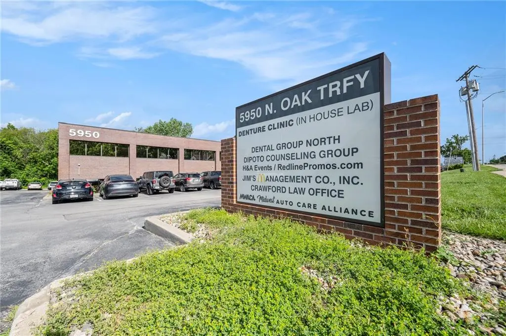 5950 N Oak Trafficway, Kansas City, MO 64118
