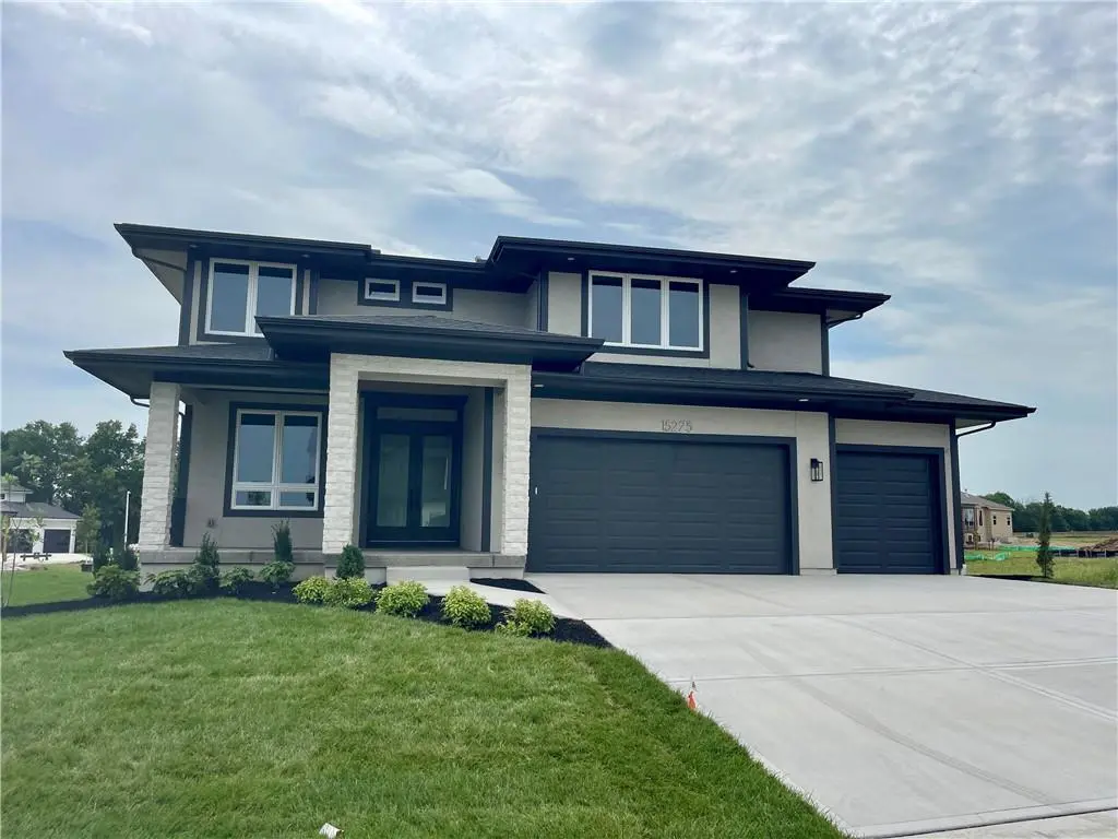 15275 W 161st CT, Olathe, KS 66062