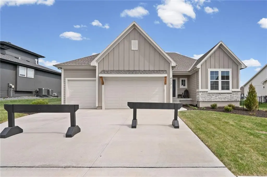 4271 Aspen DR, Basehor, KS 66007