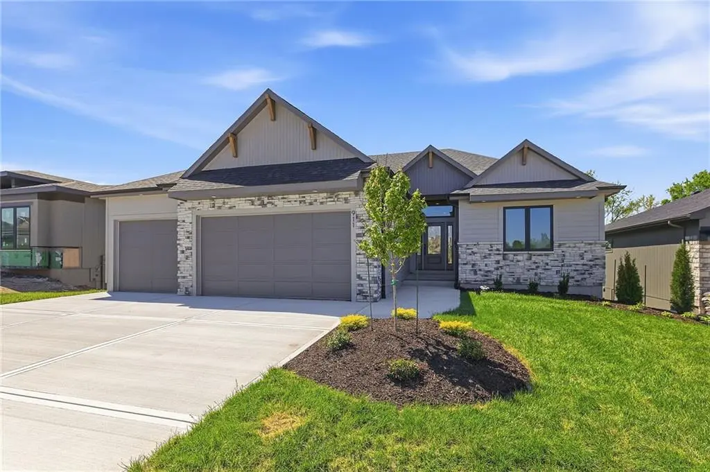 911 Savannah LN, Greenwood, MO 64034