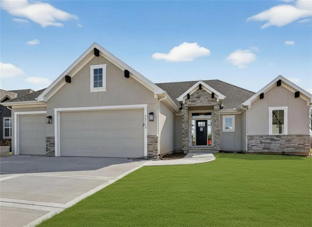 13715 NW 70th ST, Parkville, MO 64152