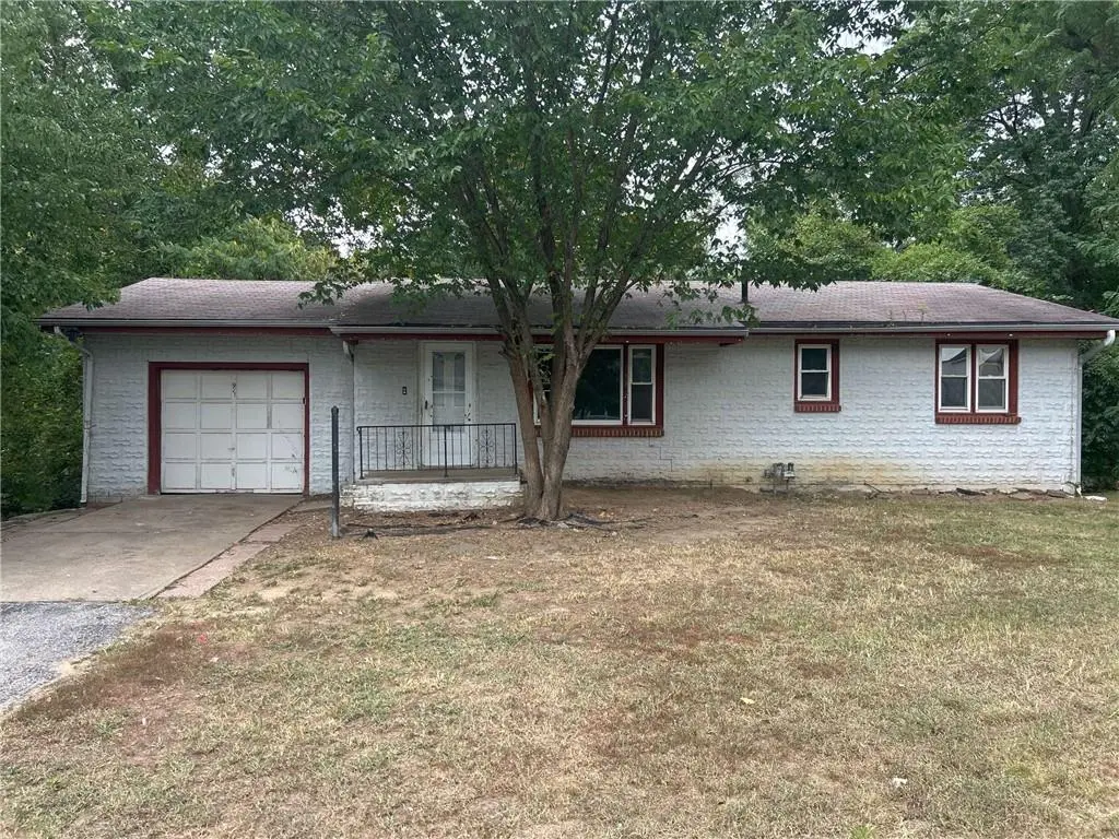 8911 Sammy LN, Kansas City, MO 64155