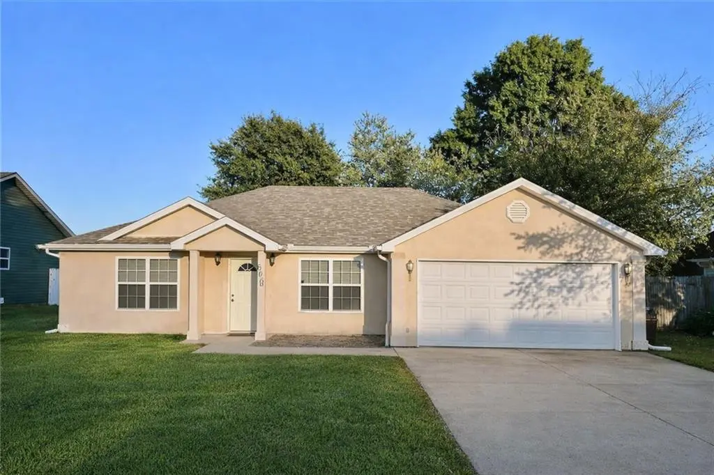 606 Kendrick ST, Knob Noster, MO 65336