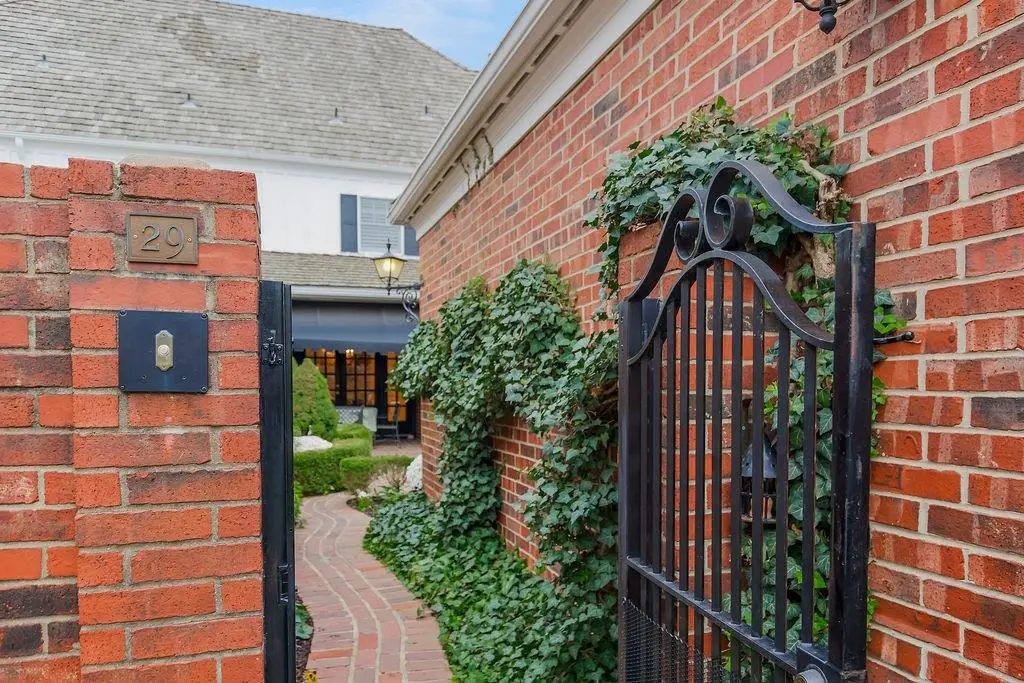29 Compton CT, Prairie Village, KS 66208