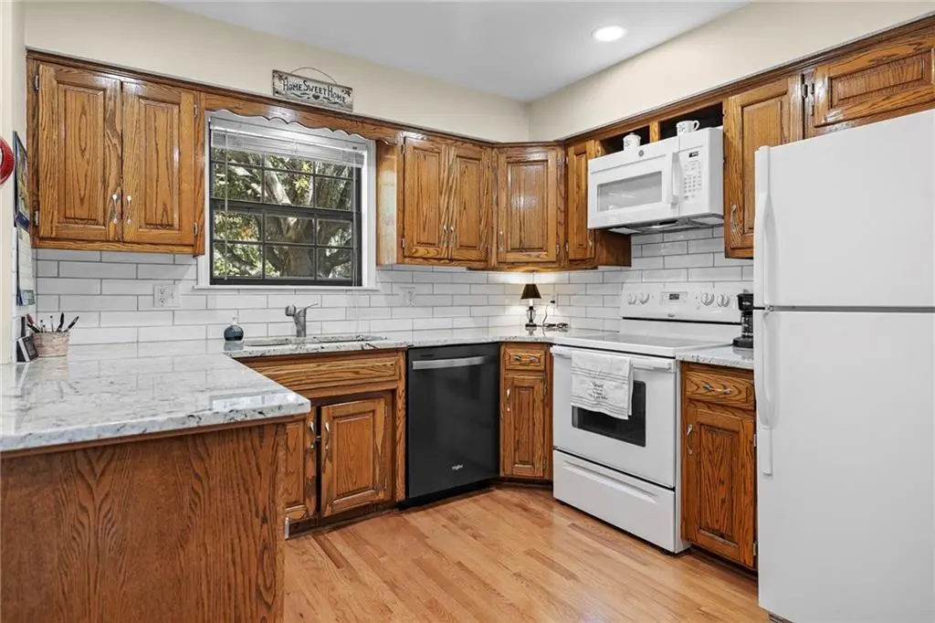 8919 Greenway LN, Lenexa, KS 66215