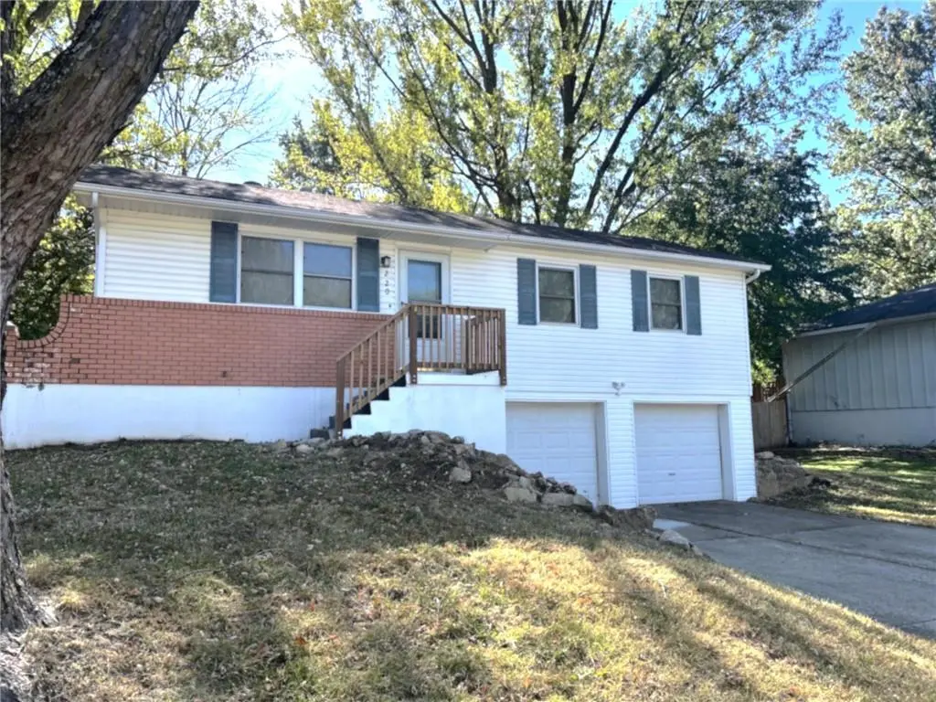 220 SE Kings Cross RD, Blue Springs, MO 64014