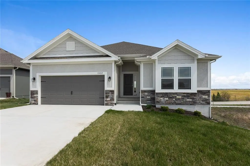 11437 N Auburndale CIR, Kansas City, MO 64157